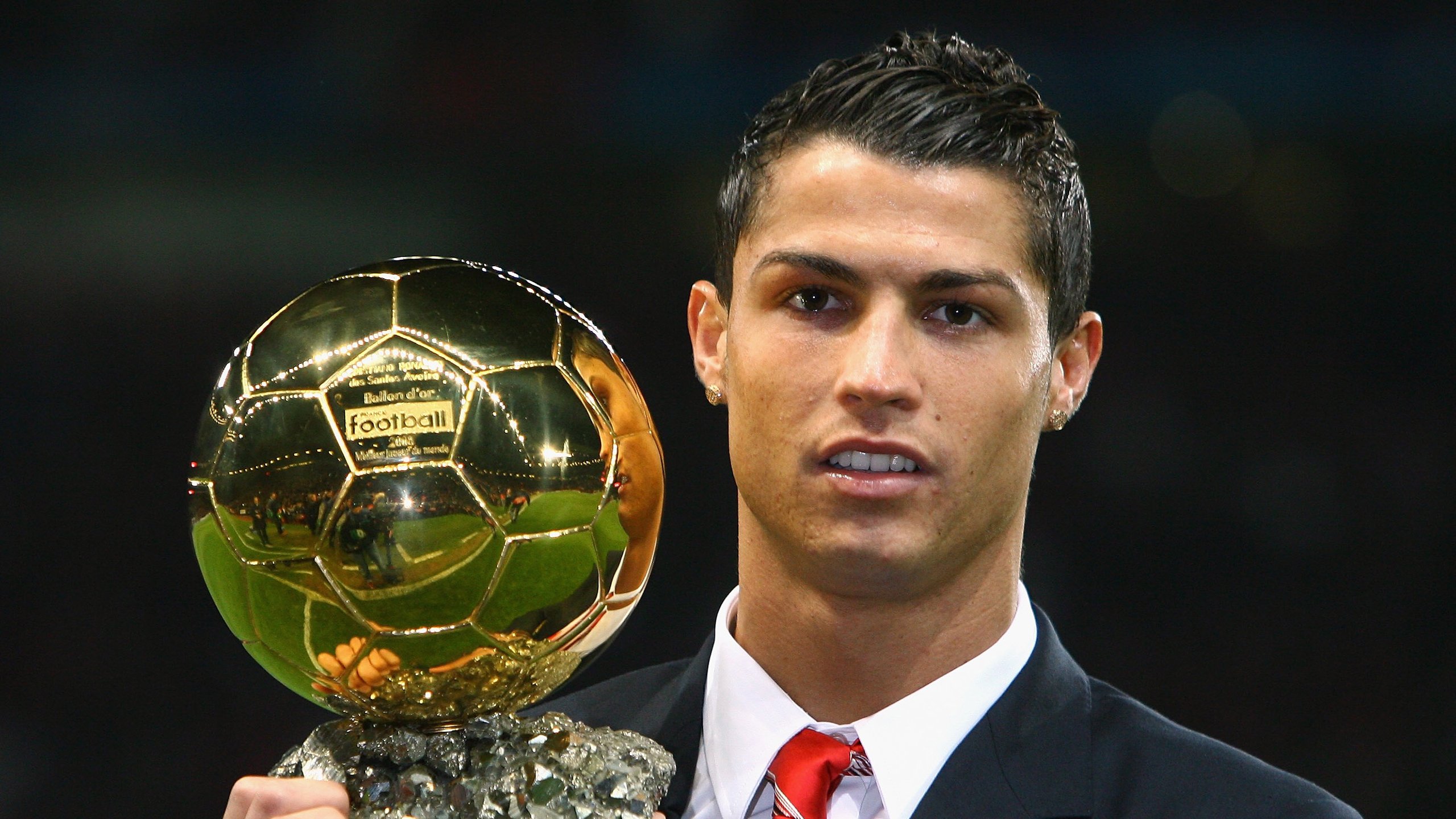 kaiyun登录-VAR判罚再引争议！曼联VS梅西，裁判点球决定比赛走向，足坛炸锅，VAR争议引爆焦点！曼联vs梅西，点球判罚定胜负